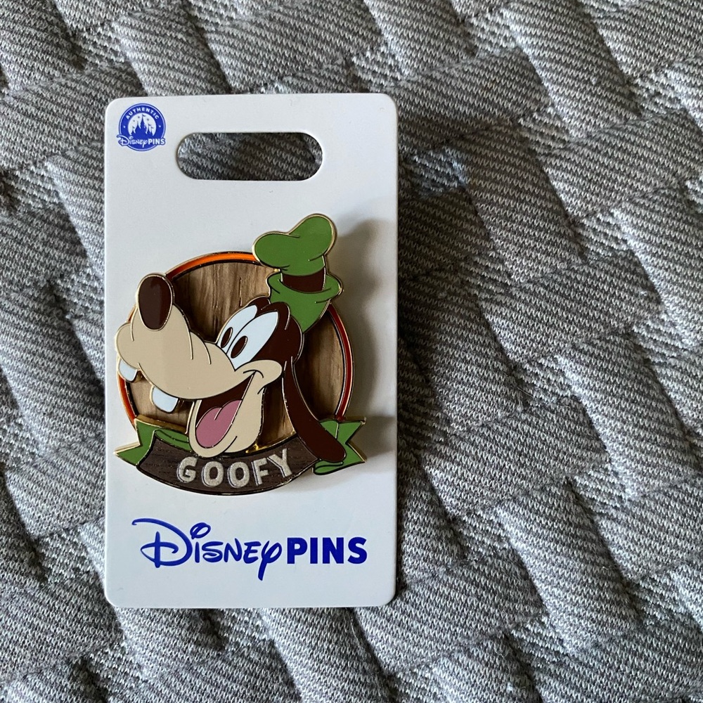 2025 Disney Parks Goofy Classic Characters Wood Background OE Pin